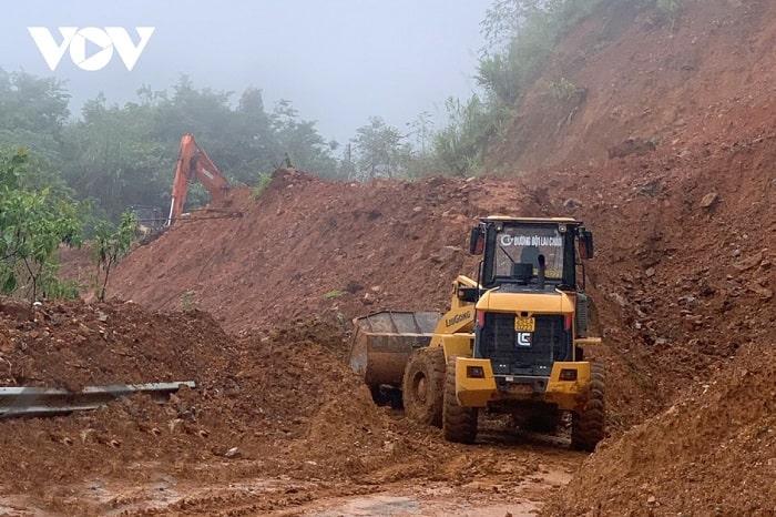Do khối lượng đất, đá lớn, địa bàn tiếp tục có mưa nên công tác khắc phục điểm sạt lở đang gặp nhiều khó khăn