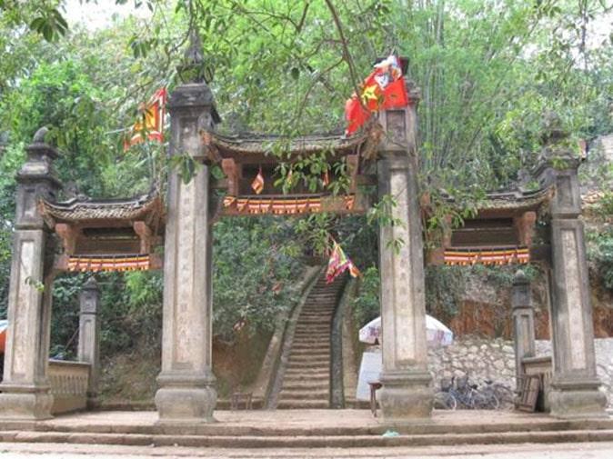 Tam Quan chua Tay Phuong tren nui Cau Lau min - Ba ngọn núi thiêng - Tác giả: Khuất Bình Nguyên