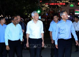 Thủ tướng Singapore thưởng thức ẩm thực, đi dạo phố đi bộ Hồ Hoàn Kiếm