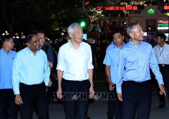 Thủ tướng Singapore thưởng thức ẩm thực, đi dạo phố đi bộ Hồ Hoàn Kiếm Thủ tướng Singapore thưởng thức ẩm thực, đi dạo phố đi bộ Hồ Hoàn Kiếm