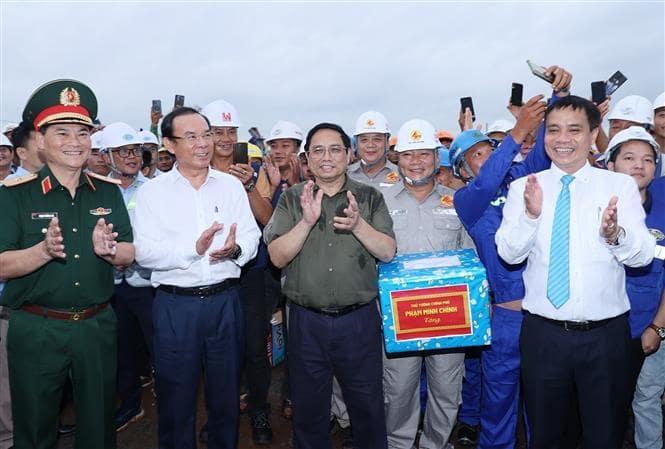 Thủ tướng Phạm Minh Chính với công nhân thi công Cảng HKQT Long Thành.