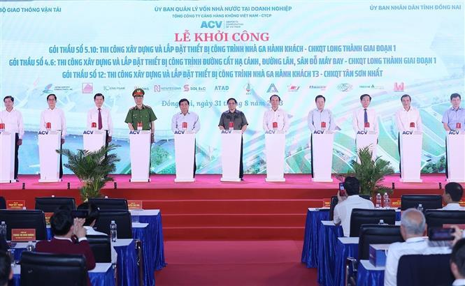 Thủ tướng Phạm Minh Chính và các đại biểu khởi công khởi công Nhà ga hành khách Cảng HKQT Long Thành và Nhà ga T3 CHKQT Tân Sơn Nhất.