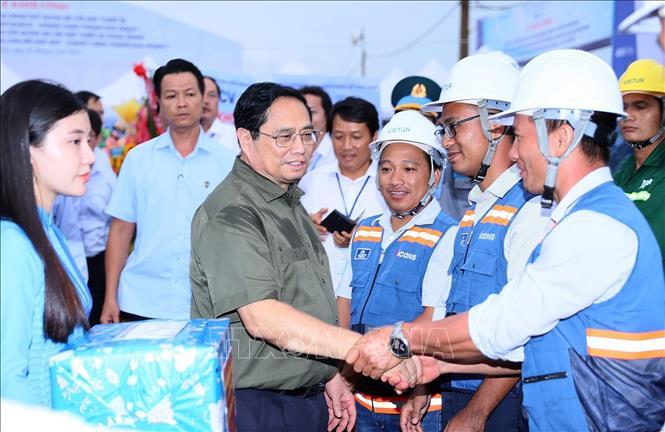 Thủ tướng Phạm Minh Chính với công nhân thi công Cảng HKQT Long Thành.