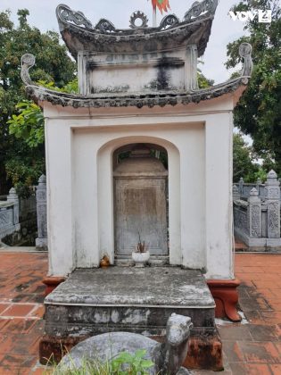 Bia đ&aacute; ghi c&ocirc;ng t&iacute;ch của Tiến sĩ Đặng Đ&igrave;nh Tướng.