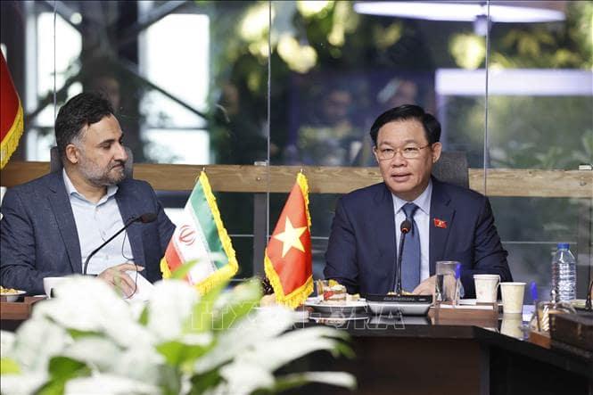 Chủ tịch Quốc hội Vương Đình Huệ và Phó Tổng thống thứ nhất Iran Mohammad Mokhber tại buổi làm việc với Trung tâm Công nghệ và đổi mới sáng tạo Iran