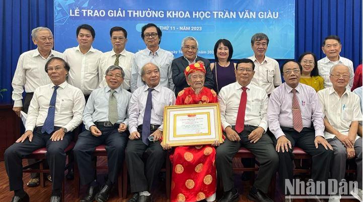 1 min 24 - Nhà nghiên cứu Nguyễn Đình Tư nhận Giải thưởng Trần Văn Giàu ở tuổi 103