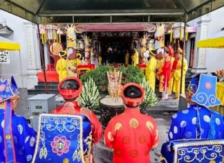 Tưng bừng lễ hội Đền Cửa Ông