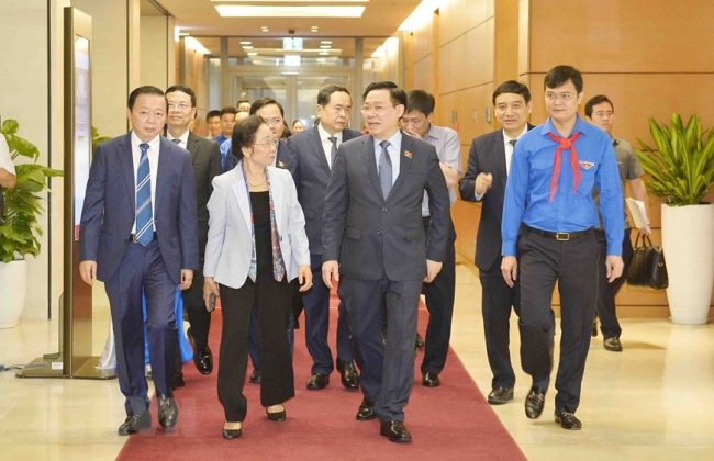 Chủ tịch Quốc hội Vương Đ&igrave;nh Huệ c&ugrave;ng c&aacute;c đại biểu dự Phi&ecirc;n họp giả định Quốc hội trẻ em lần thứ nhất năm 2023.