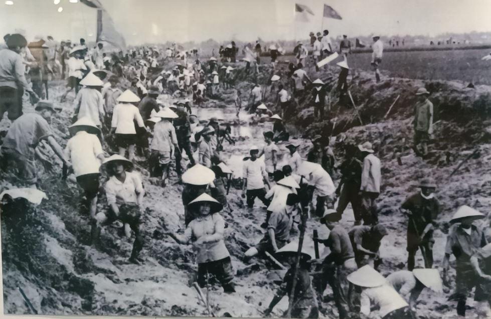 Học sinh, sinh viên TP. Huế tham gia xây dựng đường sắt Thống Nhất vào tháng 2/1976.