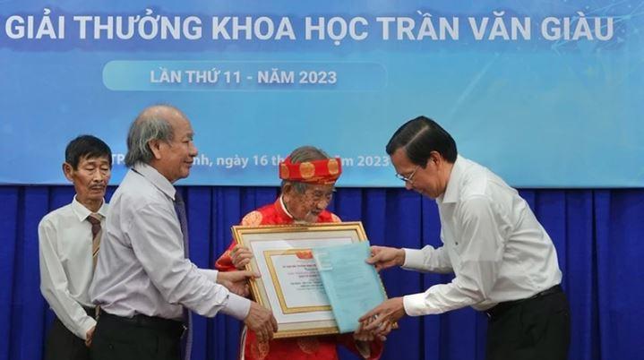 2 min 25 - Nhà nghiên cứu Nguyễn Đình Tư nhận Giải thưởng Trần Văn Giàu ở tuổi 103