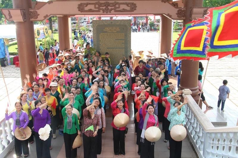Ngày hội Áo bà ba với sự tham gia của hơn 200 phụ nữ của tỉnh Bến Tre.