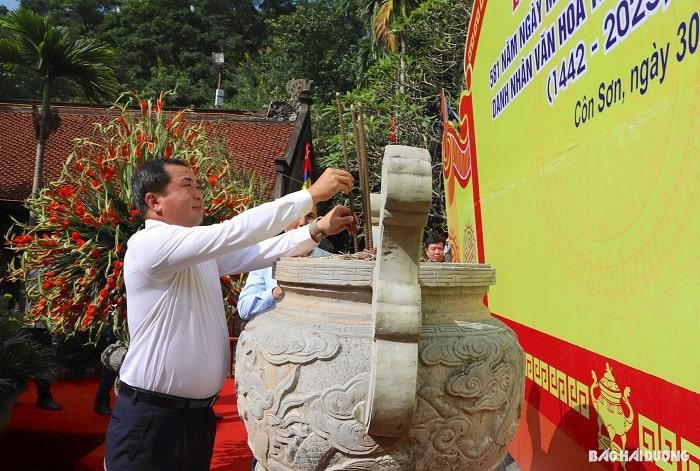 Đồng chí Trần Đức Thắng, Ủy viên Trung ương Đảng, Bí thư Tỉnh ủy Hải Dương thành kính dâng hương tại đền thờ Nguyễn Trãi