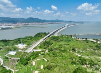 Tuyến đường sắt cao tốc vượt biển '8 dọc 8 ngang' kỷ lục của Trung Quốc
