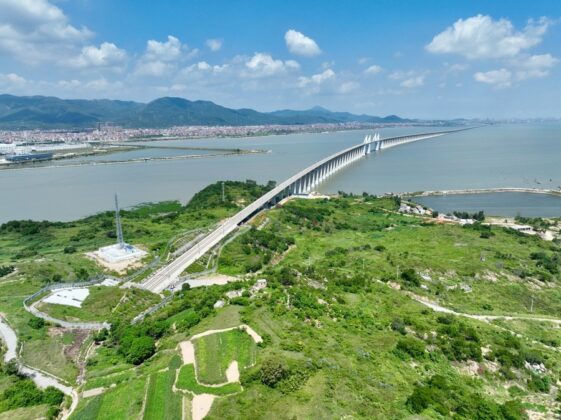 3 1 561x420 - Tuyến đường sắt cao tốc vượt biển '8 dọc 8 ngang' kỷ lục của Trung Quốc