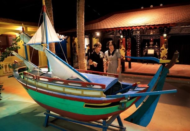 Chiếc ghe đ&aacute;nh bắt c&aacute; cơm l&agrave;m nguy&ecirc;n liệu chế biến nước mắm Phan Thiết được trưng b&agrave;y tại Bảo t&agrave;ng.
