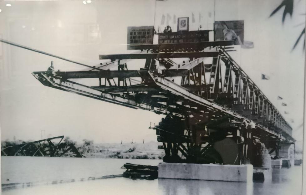 Lao lắp cầu Tiên An năm 1976