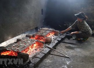 Độc đáo nghề nướng cá biển truyền thống nơi “miền chân sóng”