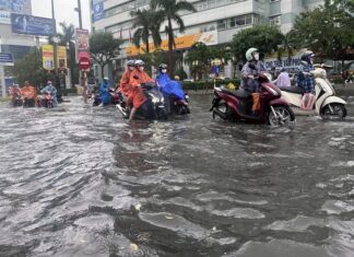 Đà Nẵng: Mưa lớn khiến nhiều đường bị ngập, gây ách tắc giao thông