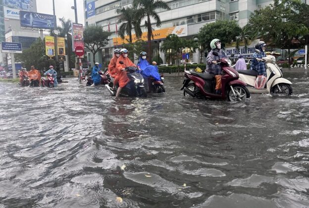 3 min 45 624x420 - Đà Nẵng: Mưa lớn khiến nhiều đường bị ngập, gây ách tắc giao thông