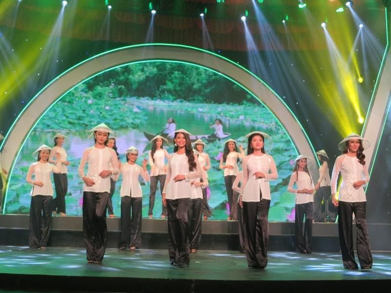 Các thí sinh tham dự Cuộc thi Người đẹp Du lịch Cần Thơ năm 2019 trong trang phục Áo Bà ba.