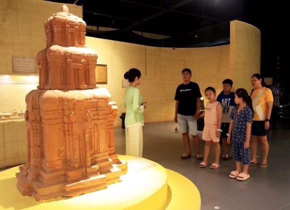 Du kh&aacute;ch t&igrave;m hiểu lịch sử v&ugrave;ng đất Phan Thiết trong kh&ocirc;ng gian trưng b&agrave;y của Bảo t&agrave;ng.