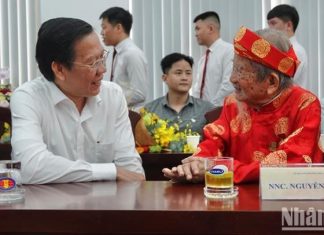 Nhà nghiên cứu Nguyễn Đình Tư nhận Giải thưởng Trần Văn Giàu ở tuổi 103