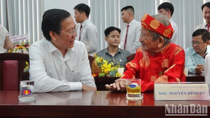 4 min 25 - Nhà nghiên cứu Nguyễn Đình Tư nhận Giải thưởng Trần Văn Giàu ở tuổi 103