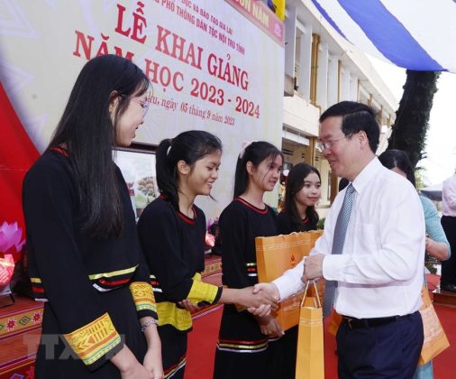 Chủ tịch nước V&otilde; Văn Thưởng tặng qu&agrave; cho c&aacute;c học sinh c&oacute; th&agrave;nh t&iacute;ch xuất sắc trong học tập.