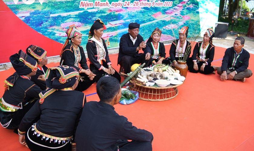 Mạ Mạ Mê là lễ hội Mừng cơm mới của đồng bào Khơ Mú.