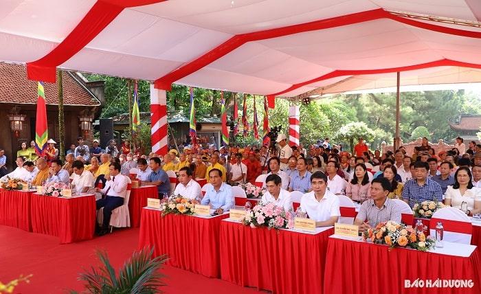 Các đại biểu, nhân dân và du khách tham dự lễ dâng hương