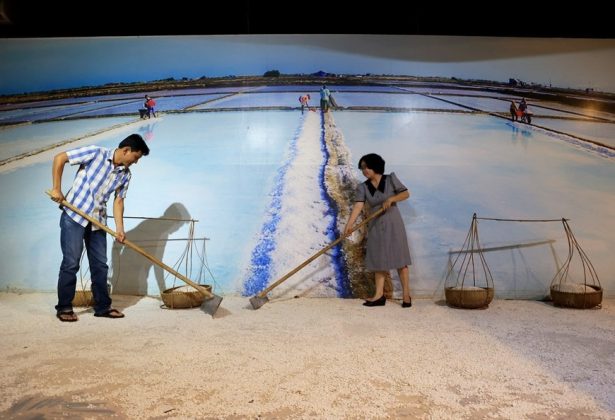 Du kh&aacute;ch đ&oacute;ng vai di&ecirc;m d&acirc;n tr&ecirc;n những c&aacute;nh đồng muối trong Bảo t&agrave;ng nước mắm L&agrave;ng Ch&agrave;i Xưa.