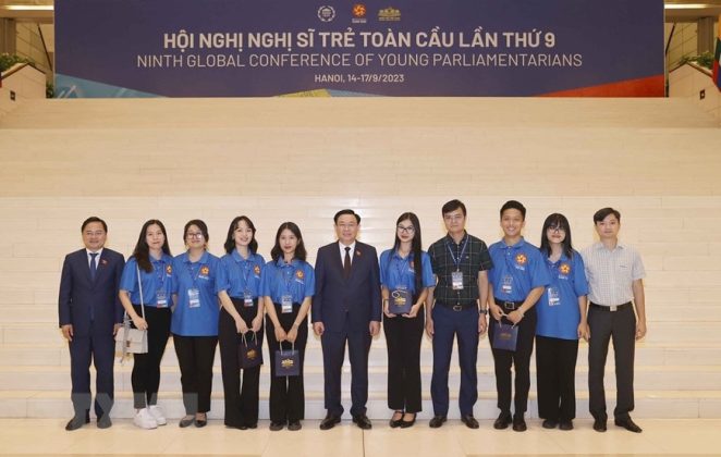 5 min 23 662x420 - Chủ tịch Quốc hội gặp mặt 20 Thanh niên Việt Nam tiêu biểu