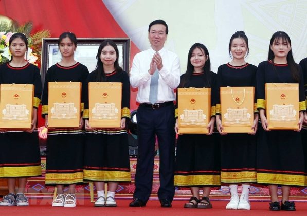 Chủ tịch nước V&otilde; Văn Thưởng tặng qu&agrave; cho c&aacute;c học sinh c&oacute; th&agrave;nh t&iacute;ch xuất sắc trong học tập.