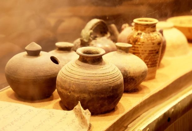 Tĩn, một loại chum nhỏ đựng nước mắm của người d&acirc;n l&agrave;ng ch&agrave;i Phan Thiết xưa được trưng b&agrave;y tại Bảo t&agrave;ng.