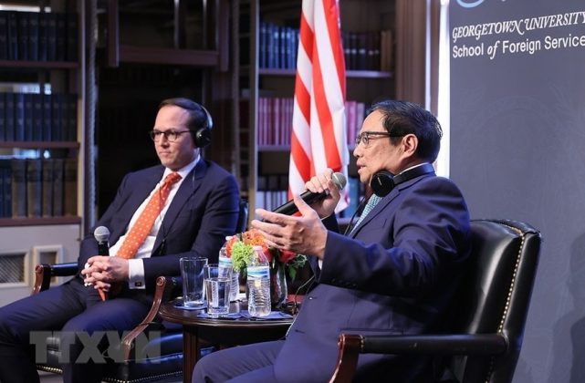 Thủ tướng Phạm Minh Ch&iacute;nh trao đổi với c&aacute;c sinh vi&ecirc;n Đại học Georgetown.