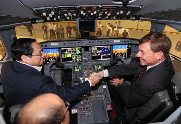6 min 36 609x420 - Thủ tướng thăm Tập đoàn Hàng không Vũ trụ Embraer của Brazil