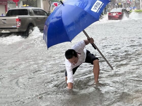 6 min 40 560x420 - Đà Nẵng: Mưa lớn khiến nhiều đường bị ngập, gây ách tắc giao thông