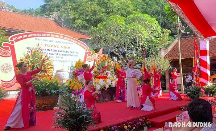 Một tiết mục văn nghệ tại buổi lễ do các nghệ sĩ, diễn viên Nhà hát chèo Hải Dương biểu diễn tại lễ tưởng niệm