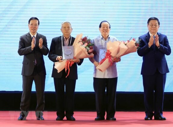 6 min 47 574x420 - Chủ tịch nước dự Hội nghị Đại biểu Nhà văn Lão thành Việt Nam