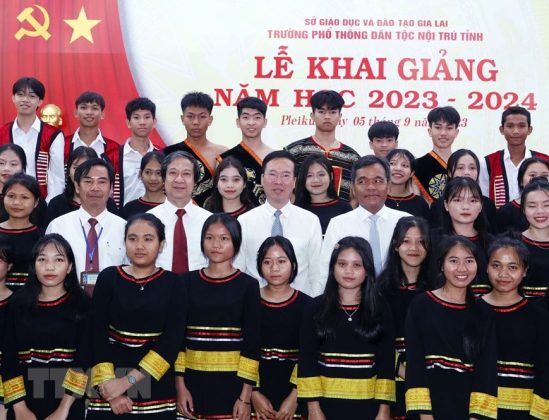 Chủ tịch nước V&otilde; Văn Thưởng với học sinh Trường Phổ th&ocirc;ng D&acirc;n tộc Nội tr&uacute; tỉnh Gia Lai.