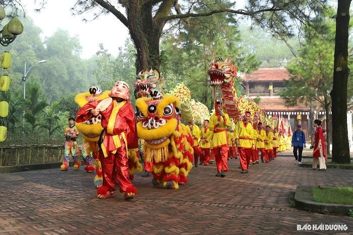 Quang cảnh Lễ rước bộ từ chùa Côn Sơn sang đền thờ Nguyễn Trãi