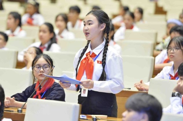 Đại biểu Ho&agrave;ng Tr&agrave; My, đo&agrave;n đại biểu Quốc hội tỉnh Nghệ An ph&aacute;t biểu.