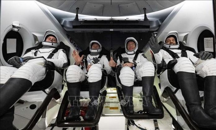 Bốn phi hành gia trên ISS trở về Trái Đất an toàn Bốn phi hành gia trên ISS trở về Trái Đất an toàn