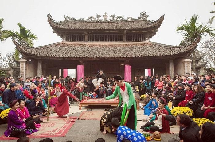 Buổi biểu diễn hát Chèo tại đình So (Quốc Oai, Hà Nội) do nhóm Đình làng Việt tổ chức. Ảnh: Phan Huy.