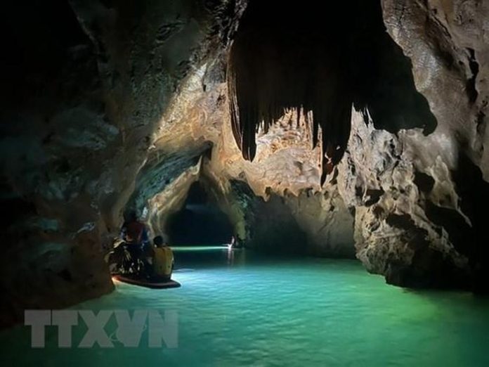 Quảng Bình: Phát hiện hang động mới nguyên sơ giữa rừng Trường Sơn Quảng Bình: Phát hiện hang động mới nguyên sơ giữa rừng Trường Sơn