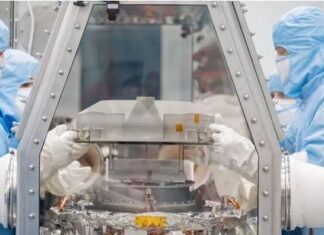 NASA mở khoang chứa mẫu vật từ tiểu hành tinh Bennu