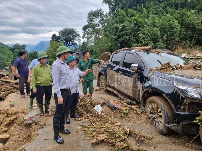 Chu tich UBND tinh Lao Cai Trinh Xuan Truong den hien truong min - Lũ ống tràn xuống trong đêm, 7 người chết và mất tích