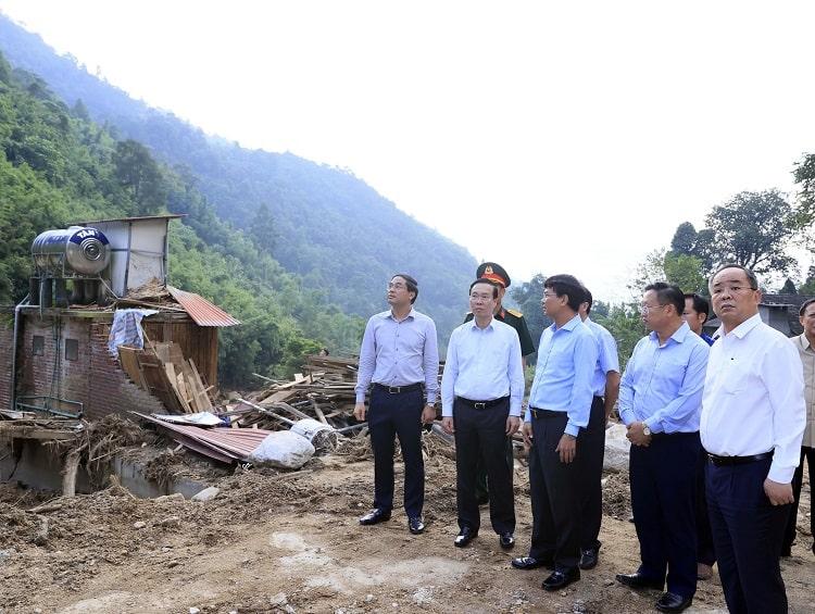Chủ tịch nước Võ Văn Thưởng thị sát hiện trường tại xã Liên Minh, thị xã Sa Pa, tỉnh Lào Cai.
