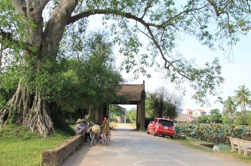 Cổng làng Mông Phụ.