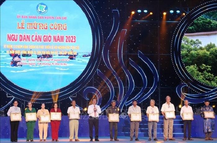 Lễ trao tặng giấy khen của UBND huyện Cần Giờ cho nhiều cá nhân có thành tích lao động, sản xuất tốt và các cá nhân đã có hoạt động trùng tu, bảo tồn gìn giữ Lăng Ông Thủy Tướng.